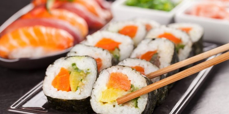 SUŞİ: Belki de Japon Mutfağı denilince insanların aklına en ilk gelen yemektir. Sushi birçok kişinin düşündüğünün aksine “çiğ balık” değil sushi sirkesi ile hazırlanmış sushi pilavı yemekleridir. Çiğ balıkla hazırlanan yemek sashimidir. Ve birçok değişik sushi çeşidi vardır. Bunlardan bazılarının isimlerini vermek gerekirse: Çiraşizuşi, İnarizuşi, Makizuşi, Futomaki şeklinde bir sıralama yapabiliriz.