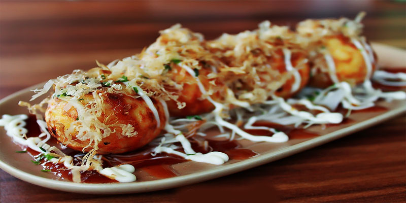 TAKOYAKİ: Takoyaki içerisinde ahtopot parçaları olan dişı hamurlu bir top seklinde atıştırmalıktır.
